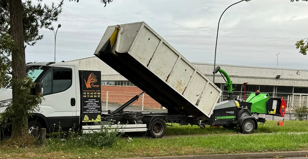 Camion benne Delorme Élagage et broyeur de végétaux GreenMech en bord de chaussée pour l'évacuation des déchets verts